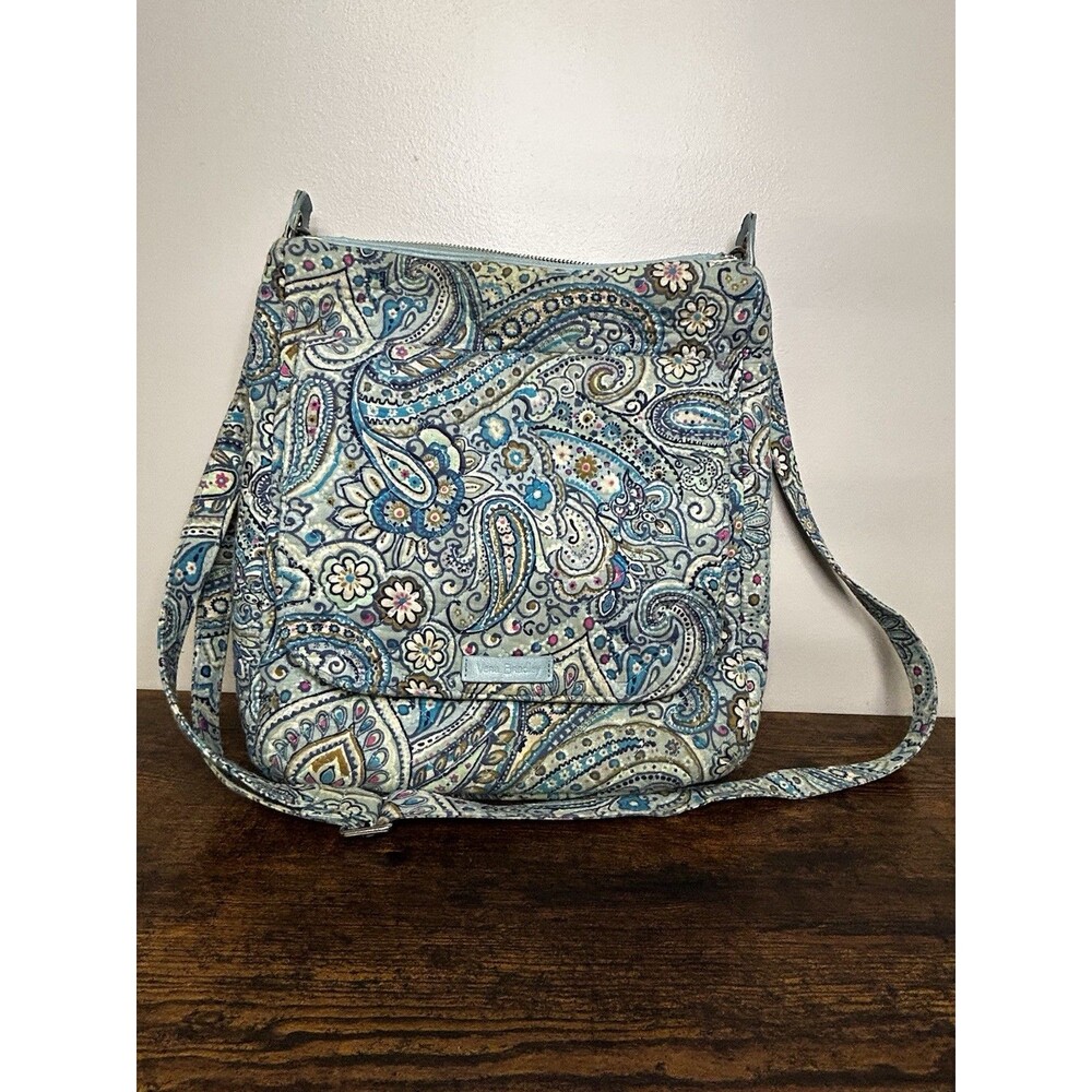 Vera Bradley Carson Mailbag blue Daisy Dot Paisley pattern adjustable strap